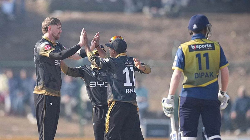 सुदूरपश्चिम रोयल्सविरुद्ध काठमाडौं गोर्खाजले फिल्डिङ गर्दै