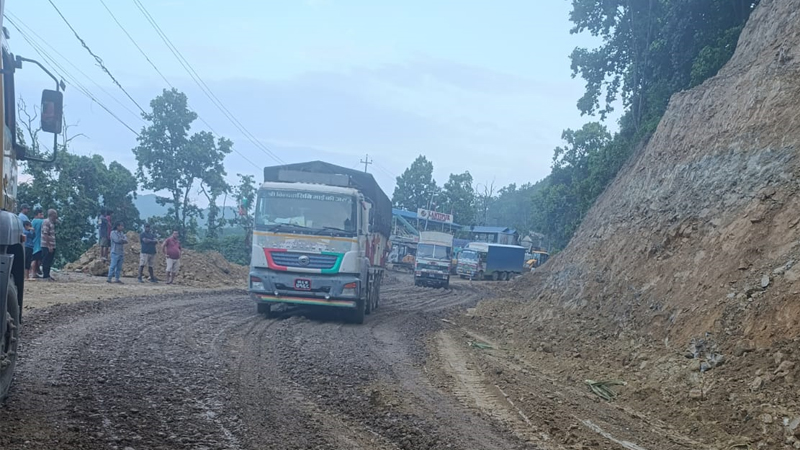 दाउन्नेमा सडक चिप्लो हुँदा सवारी चलाउन कठिनाइ