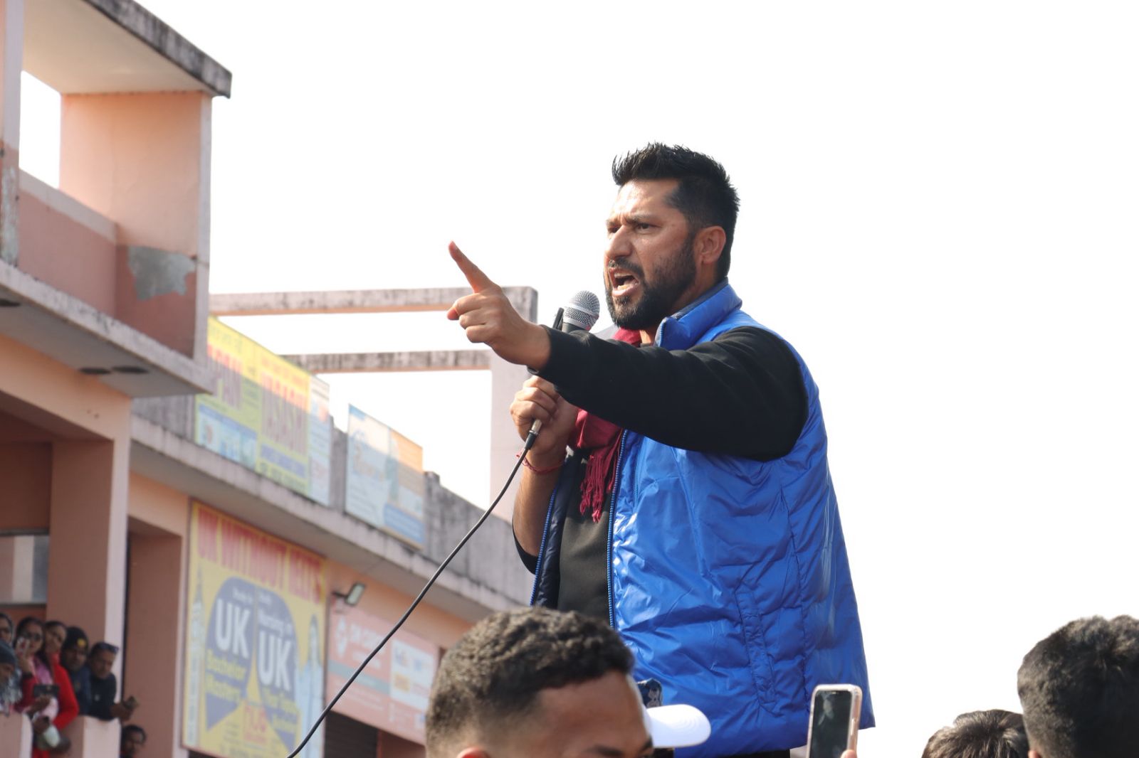 आफ्नो शरीरमाथि ओलीले राखेको विष बोकैरै लड्ने रविको प्रण