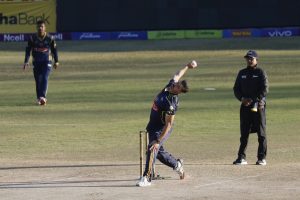 टस जितेर लुम्बिनी लायन्सविरुद्ध बलिङ गर्दै विराटनगर