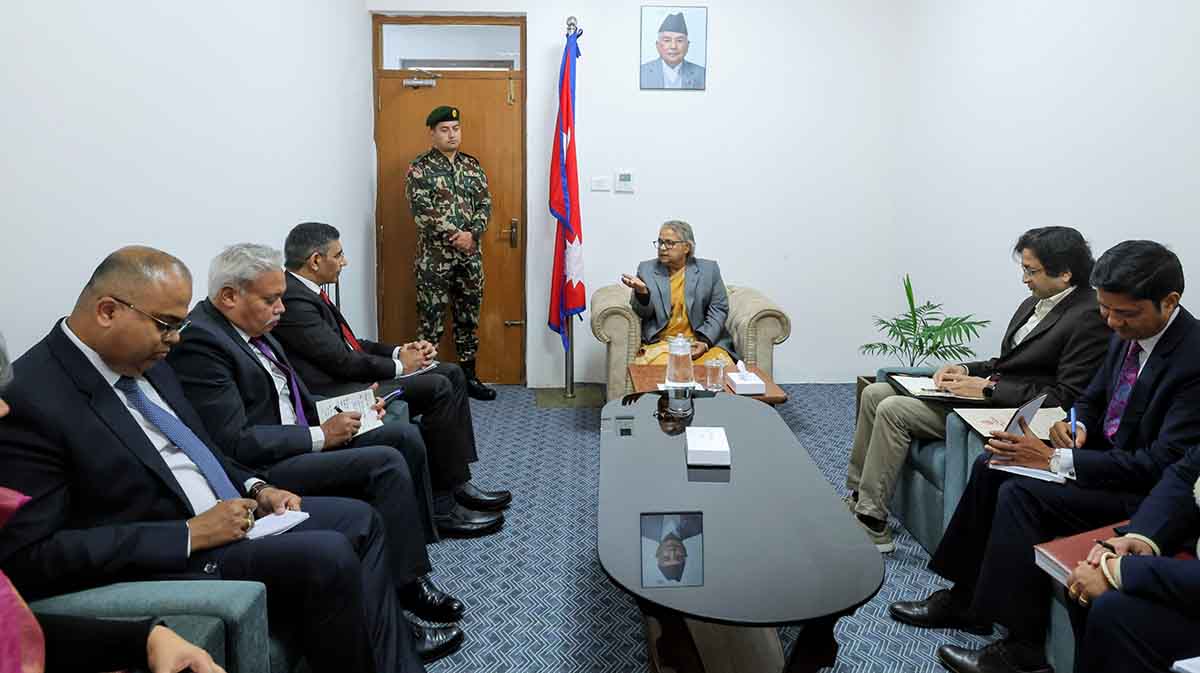 प्रधानमन्त्री कार्कीसँग भारतीय विदेश अतिरिक्त सचिव महावरको भेट