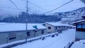 हिमपातबाट सुदूरपश्चिमको पहाडी जिल्लाको राजमार्ग अवरुद्ध