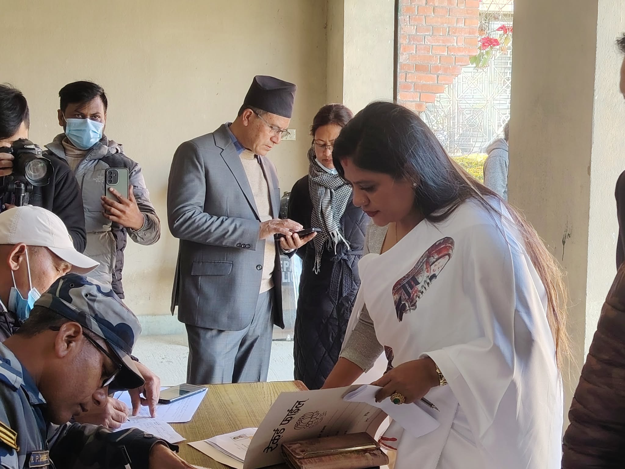 महेश बस्नेतसँग प्रतिस्पर्धा गर्न शोभा पाठक, चुनाव चिह्न जुत्ता