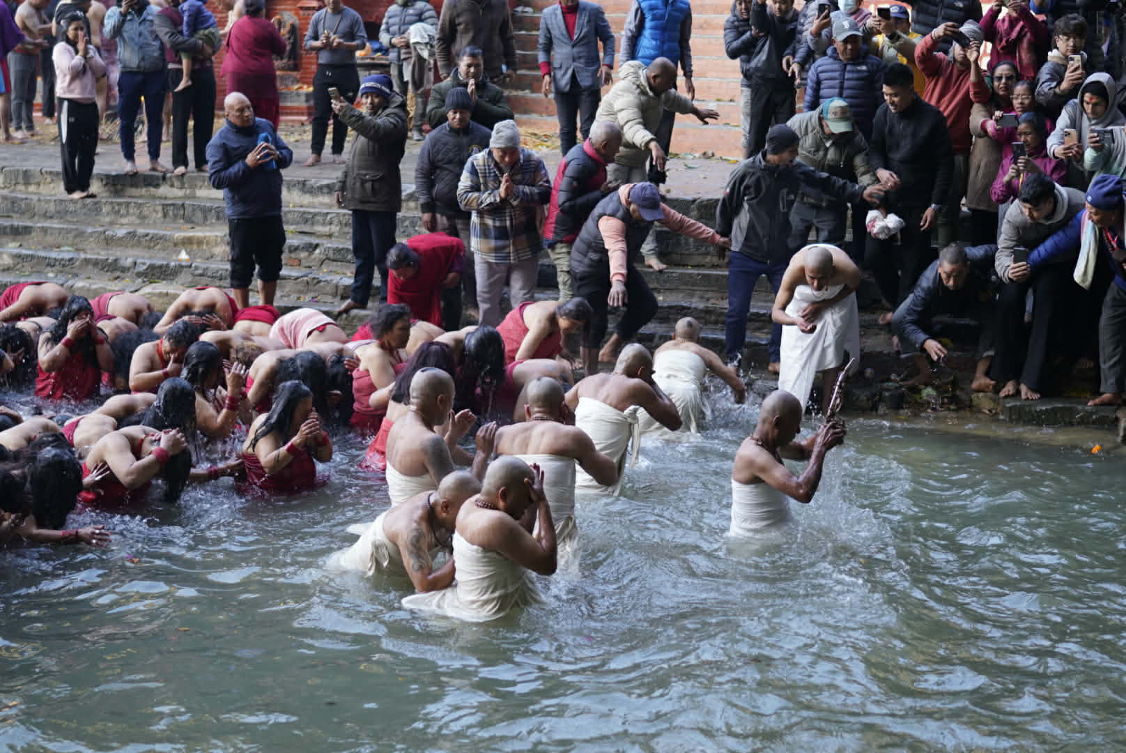 साँखुस्थित शाली नदीमा स्नान गर्दै श्रद्धालु भक्तजन