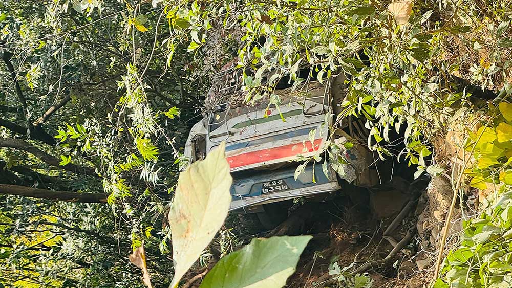 निर्वाचनमा खटिएका सेना लिएर गएको बस दुर्घटना : २४ जना घाइते