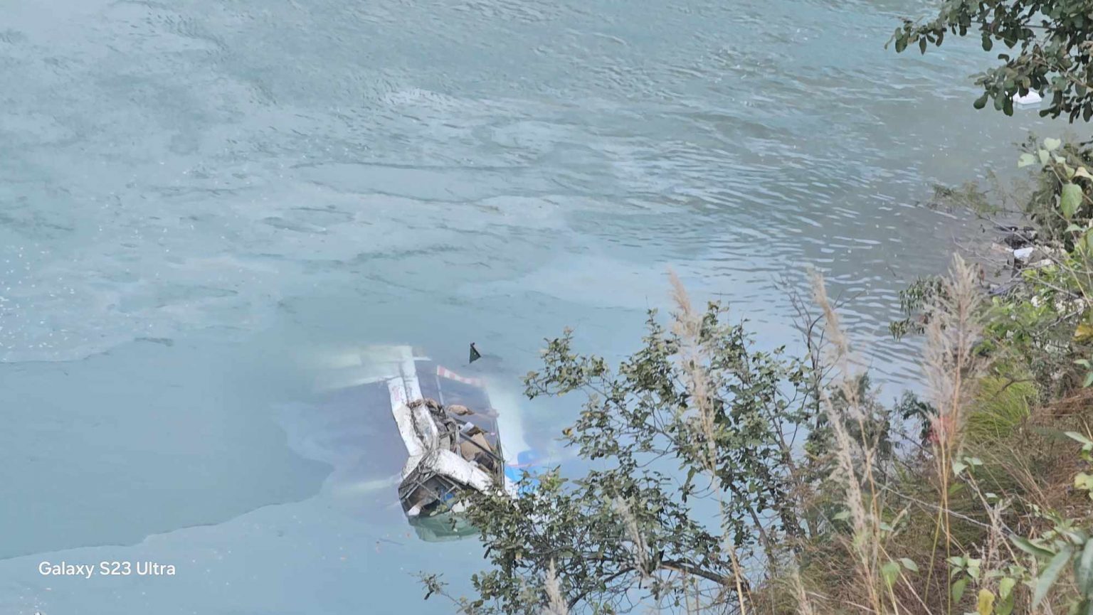 तामाकोशीमा बस खस्दा घटनास्थलमा ९ जनाको मृत्यु