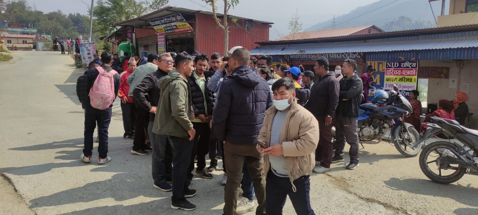 दुर्घटनाका पीडित परिवारले रामेछापमा यातायात बन्द