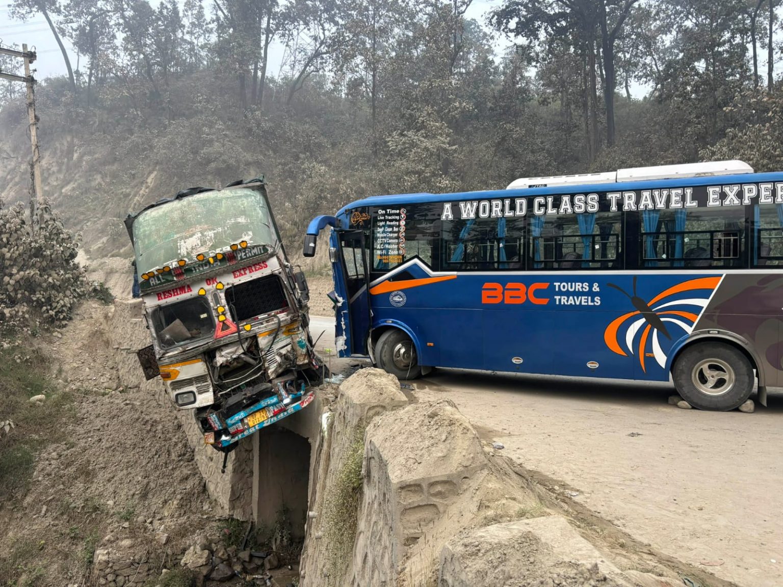 दाउन्नेमा पाँचवटा सवारी साधन ठोक्किँदा आठ जना घाइते