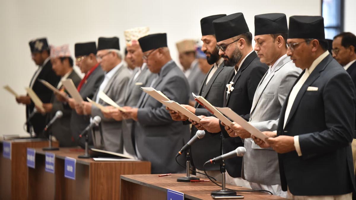 नवनिर्वाचित प्रतिनिधिसभा सदस्यहरूद्वारा शपथ
