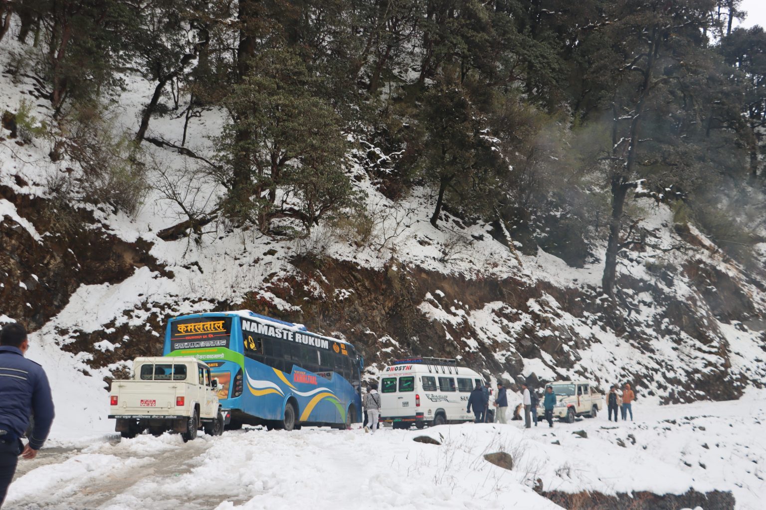 हिमपातको कारण मध्यपहाडी लोकमार्ग अवरुद्ध