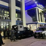 प्रहरीमाथि आक्रमण : प्रहरीले गोली चलाउँदा एक जना घाइते