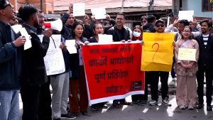 प्रतिवेदन सार्वजनिक गर्न माग गर्दै प्रदर्शन