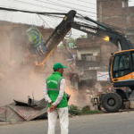 वीरगन्जमा आज बिहानै अतिक्रमित संरचनामाथि डोजर