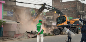 वीरगन्जमा आज बिहानै अतिक्रमित संरचनामाथि डोजर