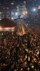 भक्तपुरमा प्रसिद्ध बिस्केट जात्रा हेर्न हजारौँको घुइँचो