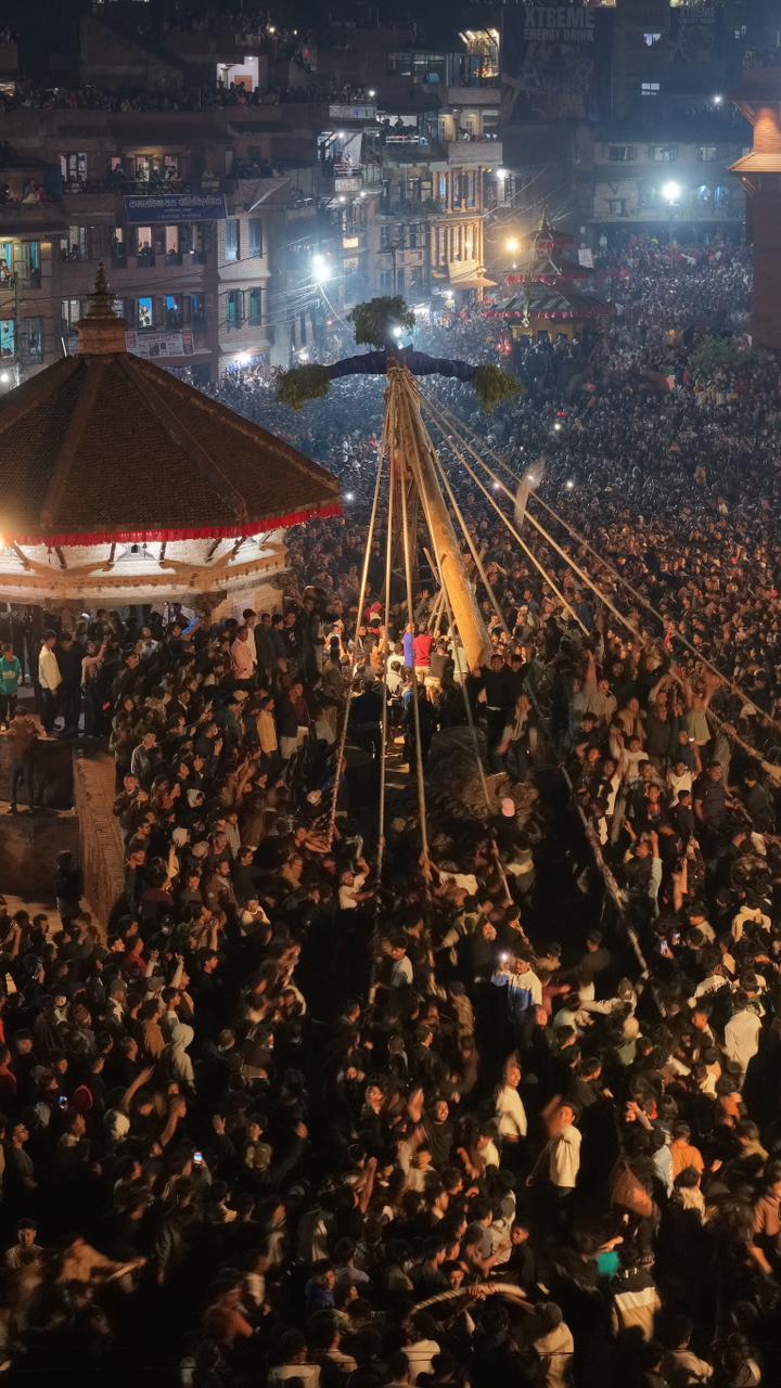 भक्तपुरमा प्रसिद्ध बिस्केट जात्रा हेर्न हजारौँको घुइँचो