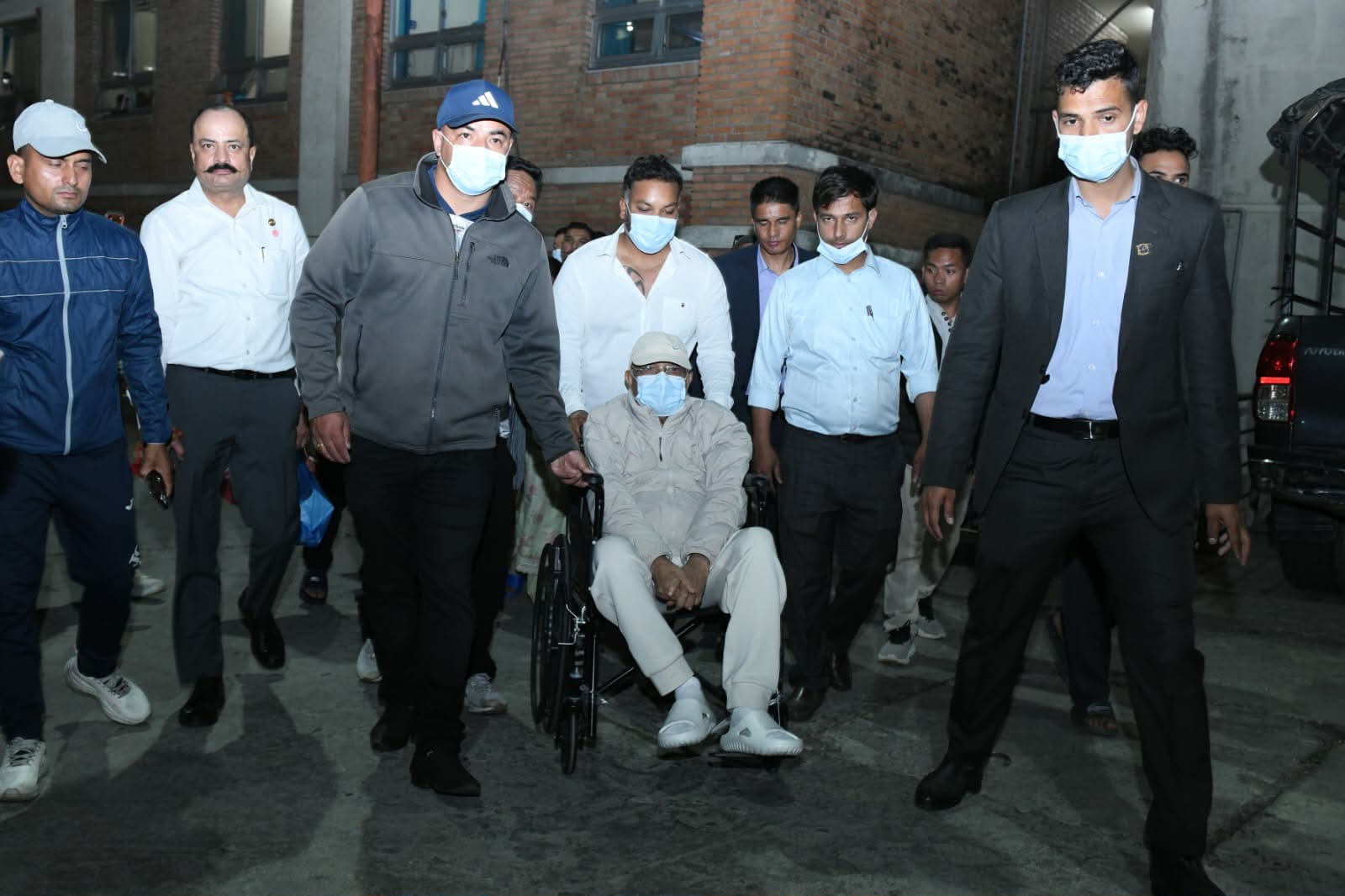 ओली अस्पतालबाट घर फर्किए