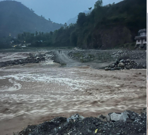 रोशी खोलाले डाइभर्सन बगाउँदा बीपी राजमार्ग अवरुद्ध