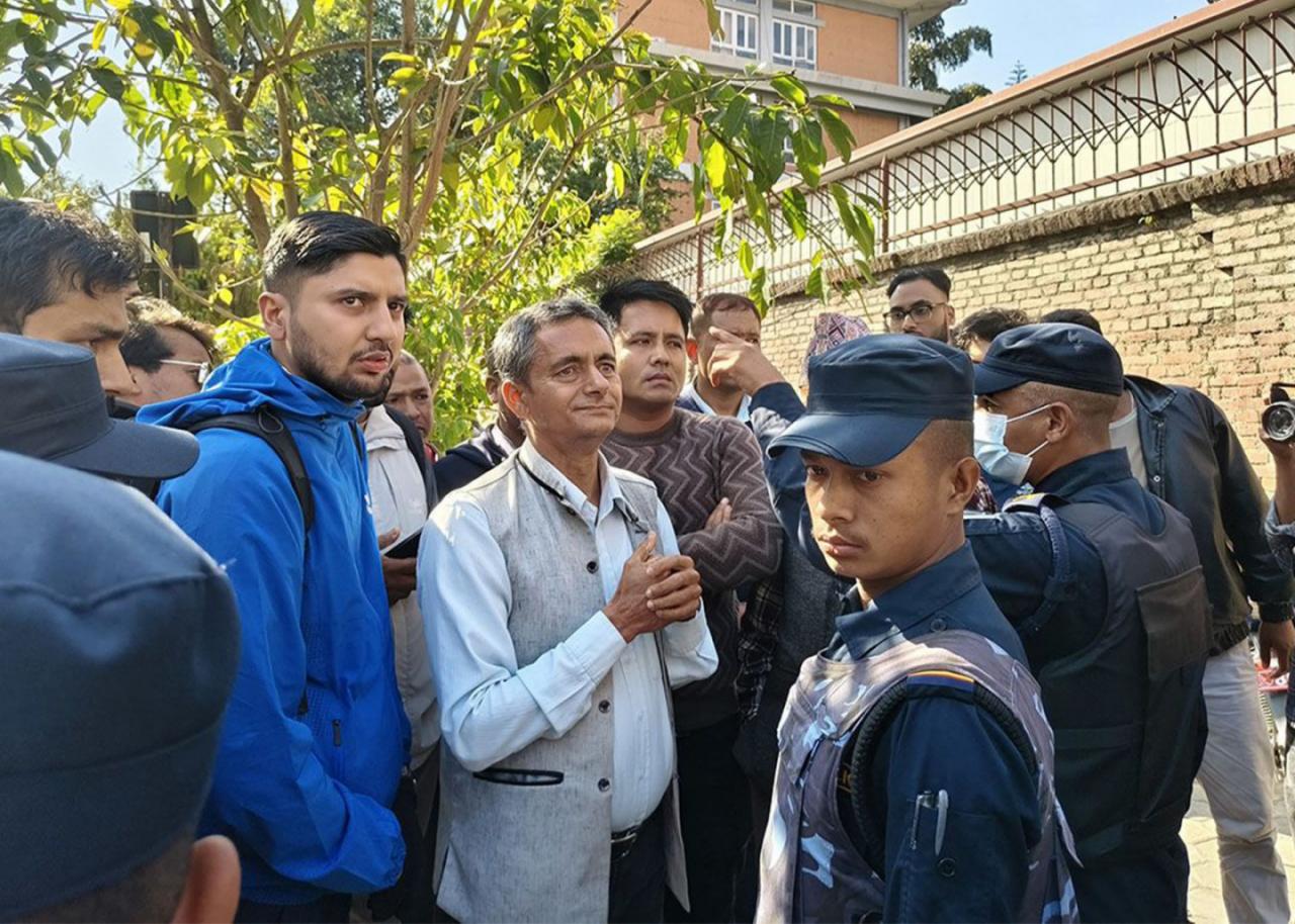 सिंहदरबारबाट सेयर लगानीकर्ताहरु लखेटिए