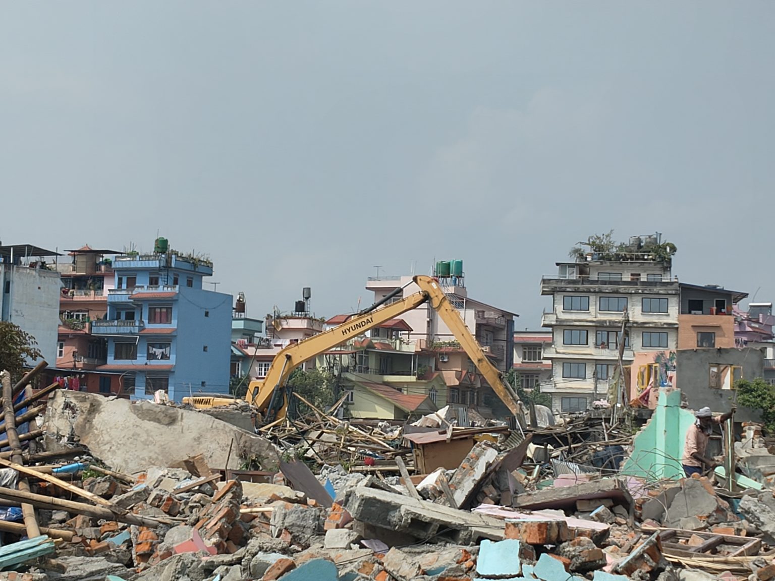 काठमाडौंको गैरी गाउँमा आज पनि डोजर चल्दै