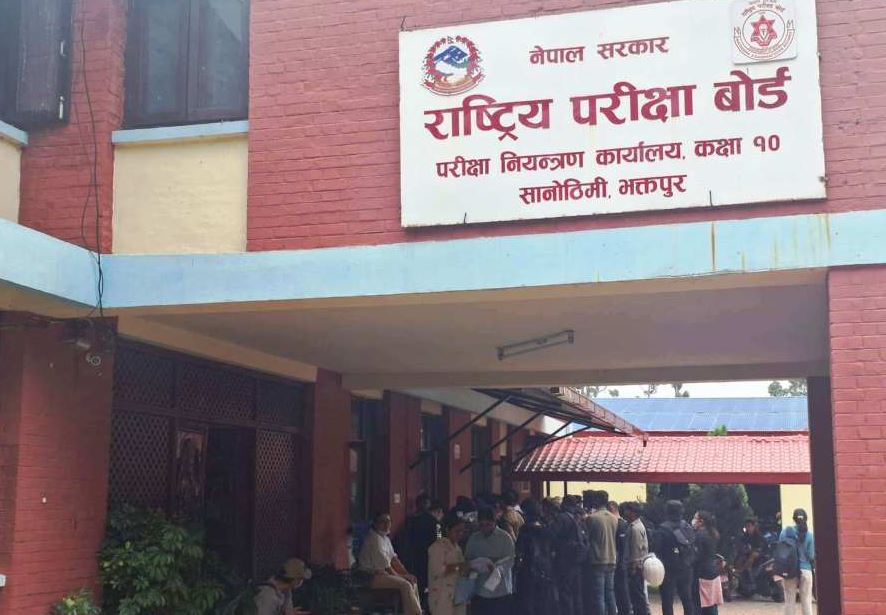 भक्तपुरमा आमा हजुरआमाले गरे एसईई उत्तीर्ण