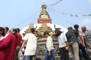 बुद्ध जयन्तीमा बौद्ध गुम्बामा श्रद्धालुको घुइँचो