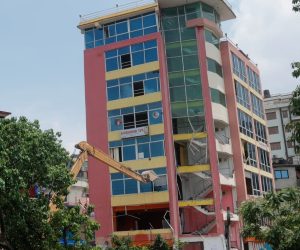 सुकुम्बासीको ८ तल्ले घरमा डोजर