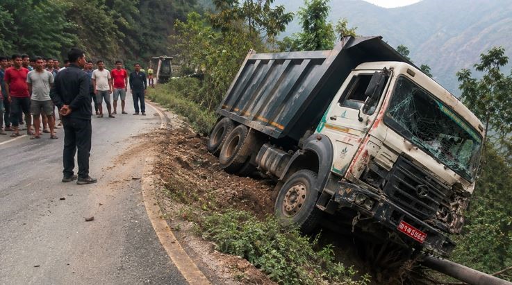 टिप्पर दुर्घटनामा एकको मृत्यु, दुई घाइते