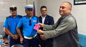 हेल्मेट नलगाई मोटरसाइकल कुदाउने मुख्यमन्त्री शाह दण्डित
