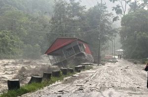 मोदी खोलाको बाढीबाट घर र रेष्टुरेन्ट बगायो, पर्यटक अलपत्र