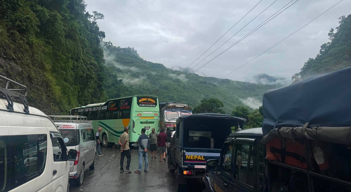 सवारीसाधन ठोक्किँदा मुग्लिन सडक अवरुद्ध