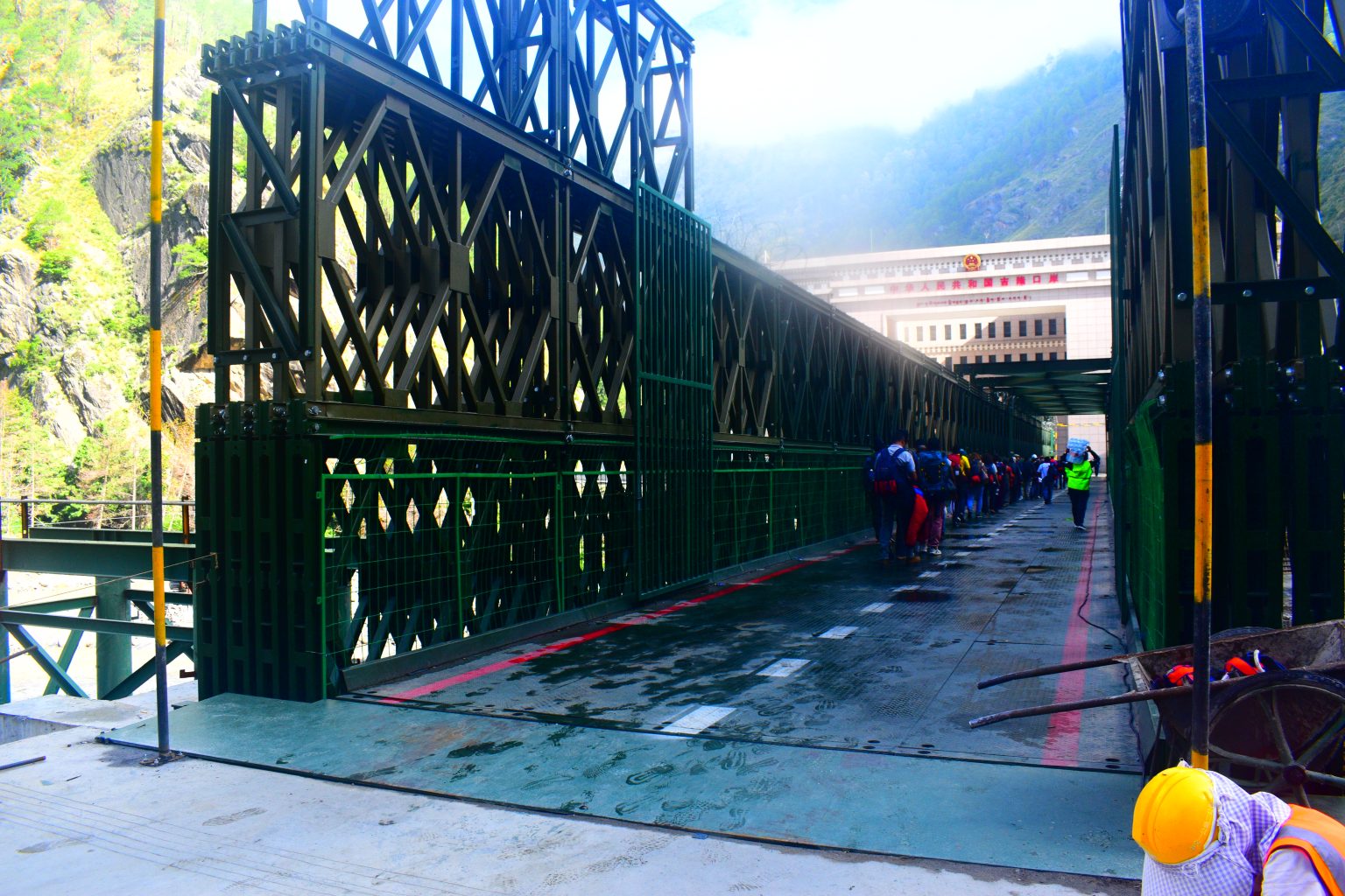 रसुवागढी नाकाको मितेरी पुलबाट सवारी सञ्चालन