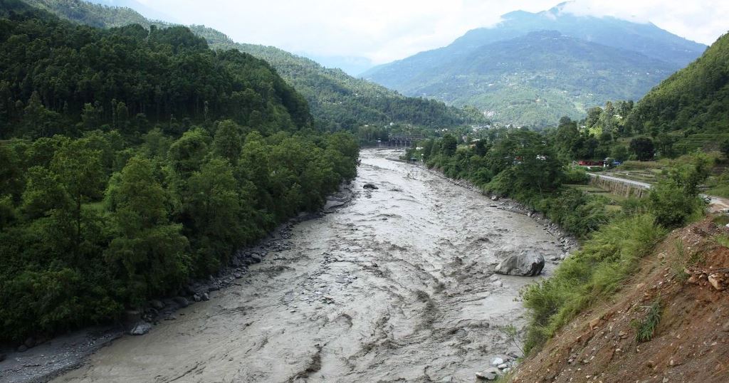 भोटेकोसी नदीमा गाडीसहित चालक बेपत्ता