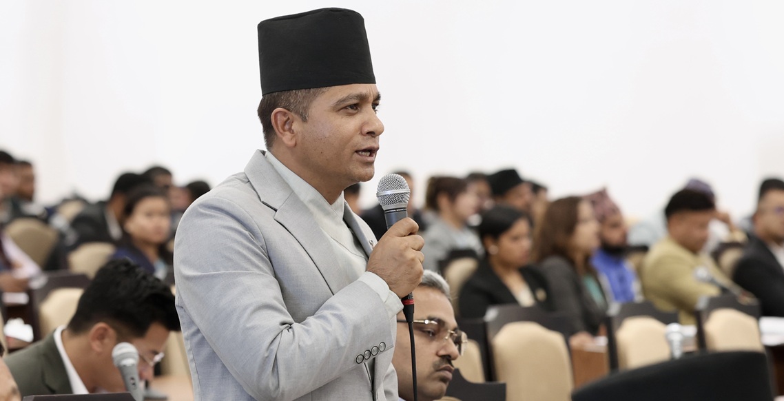 एमालेका सचेतक ऐन महरले भने, “बालेन सरकार मूर्दावाद !”