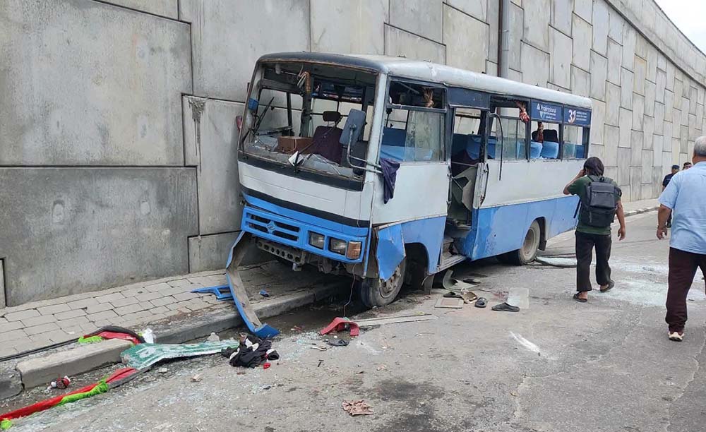 ग्वार्कोमा यात्रु बस दुर्घटना : एकको मृत्यु, १९ घाइते