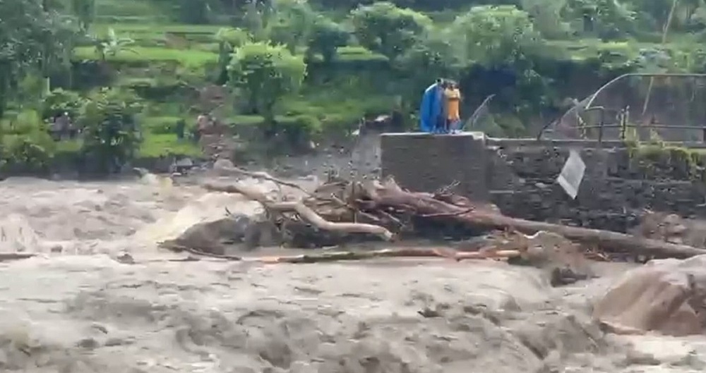 पहिरोले बागलुङका दुई राजमार्ग अवरूद्ध