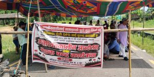 स्थानीयद्वारा बिहानैदेखि वीपी राजमार्ग अवरुद्ध