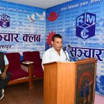 प्रजापतिद्वारा निजी लगानीमा निर्मित तेराकोटा शैलीको कलात्मक सत्तल–फल्चा हस्तान्तरण गर्दै