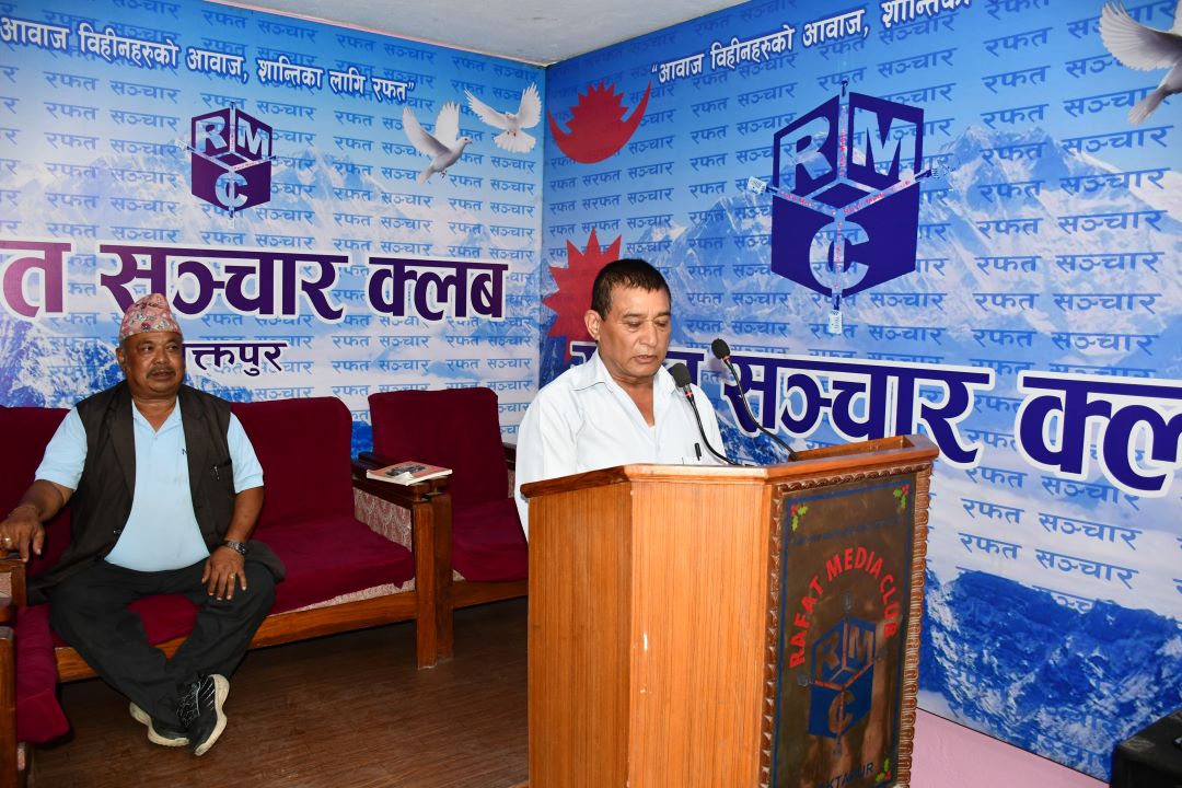 प्रजापतिद्वारा निजी लगानीमा निर्मित तेराकोटा शैलीको कलात्मक सत्तल–फल्चा हस्तान्तरण गर्दै
