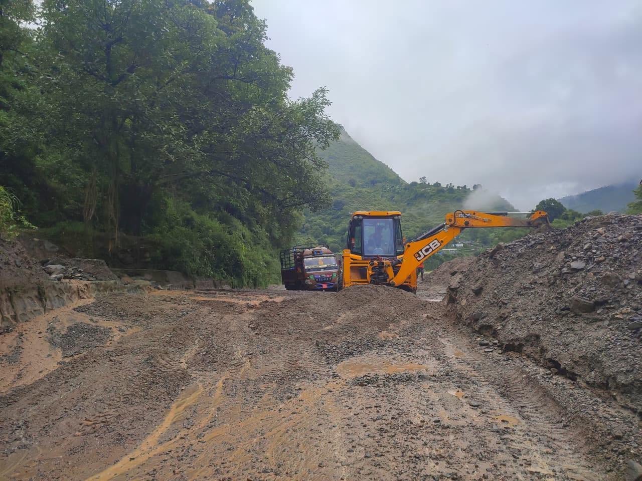 पहिरोका कारण विपी राजमार्ग अवरुद्ध