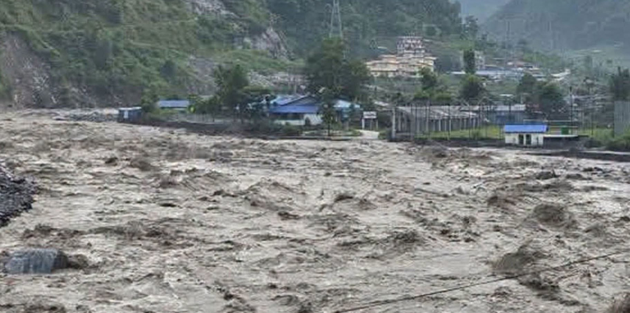 भोटेकोशी बाढी: त्रिशूली बजारका ६० घर बगायो