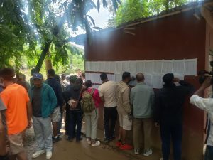 बाढीबाट बेपत्ताको खोजीमा भौतारिँदै आफन्तजन