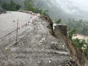 कृष्णभीरमा पुनर्निर्माण गरिएको सडकमा पहिरो