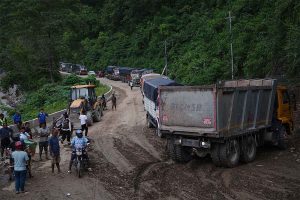 काठमाडौं-मुगलिङ १२ घण्टा बन्द, परेवाभीरमा बाटो बनाउँदै