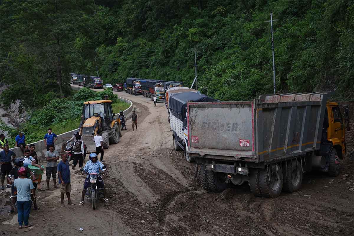 काठमाडौं-मुगलिङ १२ घण्टा बन्द, परेवाभीरमा बाटो बनाउँदै