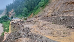 बाढीपहिरोले मुख्य राजमार्गमा यातायात प्रभावित