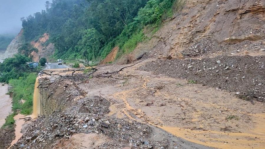 बाढीपहिरोले मुख्य राजमार्गमा यातायात प्रभावित
