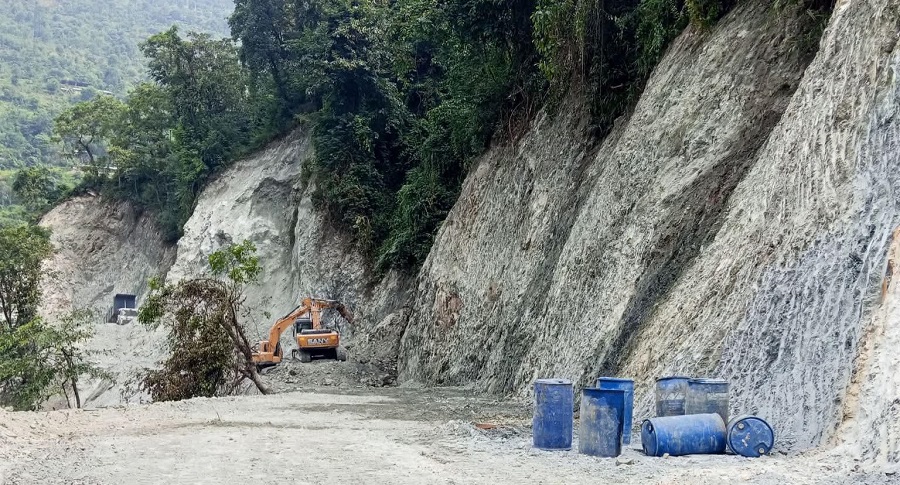 कृष्णभीरको पहिरो छल्न वैकल्पिक सडक धमाधम निर्माण