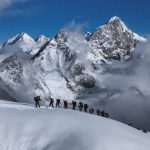 हिमपातले टेन्ट पुरिँदा आरोहीहरू समस्यामा