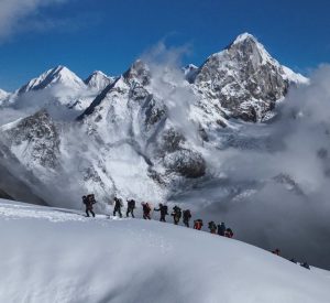 हिमपातले टेन्ट पुरिँदा आरोहीहरू समस्यामा